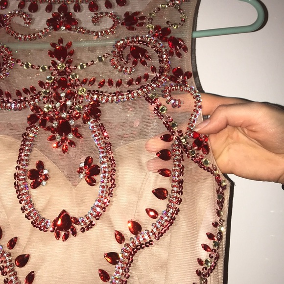 Red gown - Picture 4 of 4